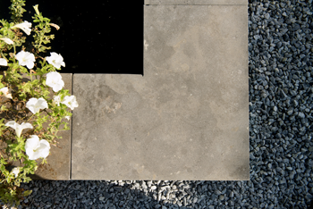 Bluestone rand hoek 50x30/20x3 cm Sfeer - Paviment.nl