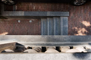 Bluestone bloktrede met anti-sliprand 100x35x15 cm Antraciet Sfeer 2 - Paviment.nl