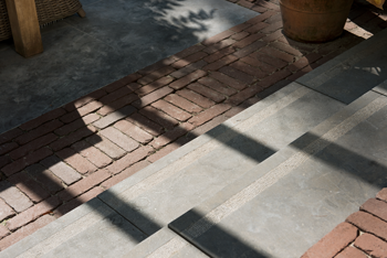 Bluestone bloktrede met anti-sliprand 100x35x15 cm Antraciet Sfeer 3 - Paviment.nl