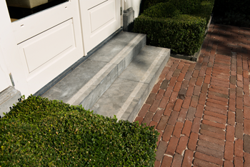 Bluestone bloktrede met anti-sliprand 100x35x15 cm Antraciet Sfeer 4 - Paviment.nl