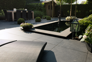 Bluestone rand hoek 50x30/20x3 cm Sfeer 1 - Paviment.nl