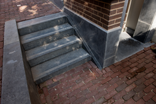 Bluestone bloktrede met anti-sliprand 100x35x15 cm Antraciet Sfeer 1 - Paviment.nl